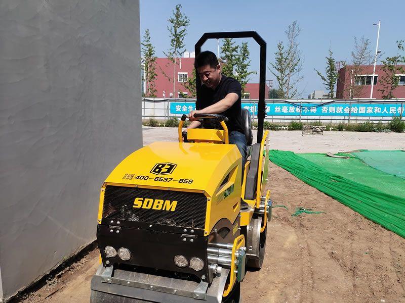 座駕振動(dòng)壓路機在惡劣環(huán)境下如何工作？