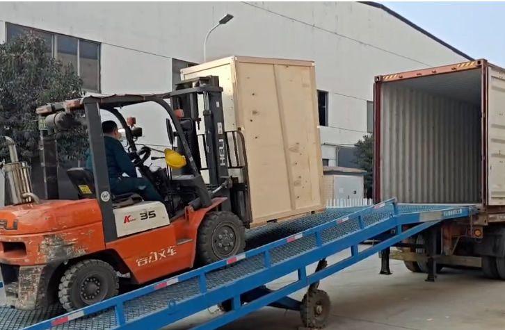 山東奔馬工程機械30臺9米移動(dòng)照明車(chē)出口發(fā)貨