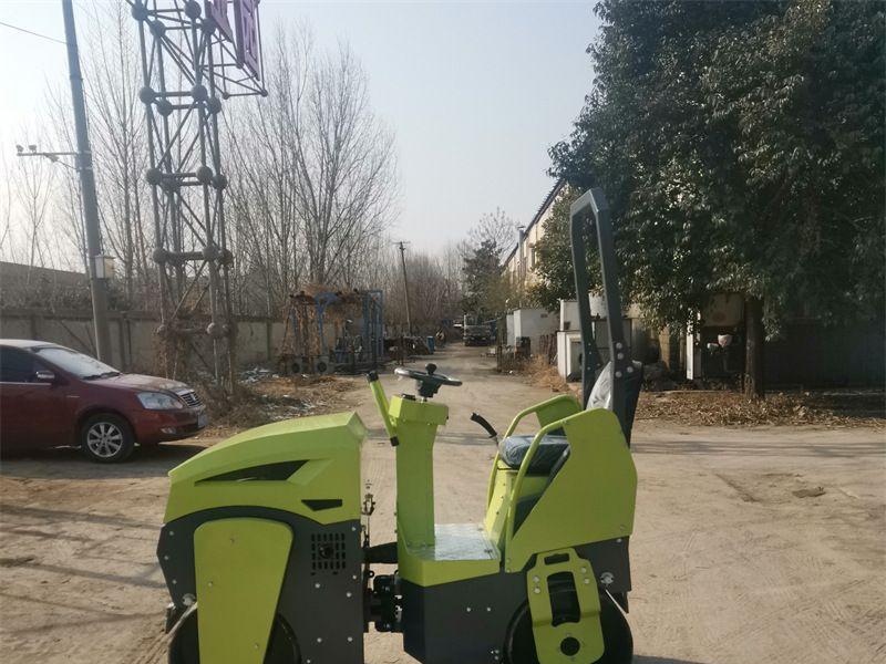 小壓路機廠(chǎng)家操作人員必備安全知識點(diǎn)