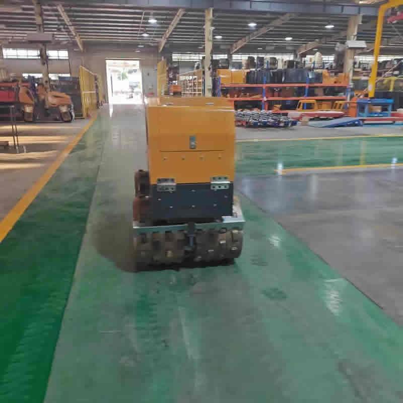 新款遙控式雙鋼輪振動(dòng)壓路機BMRC18