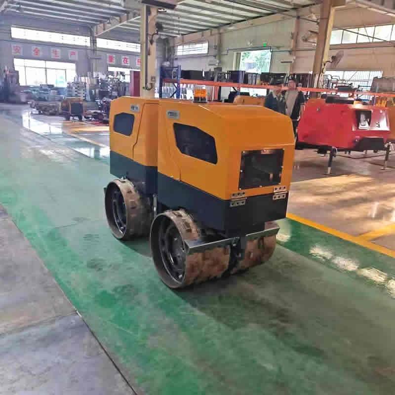新款遙控式雙鋼輪振動(dòng)壓路機BMRC18