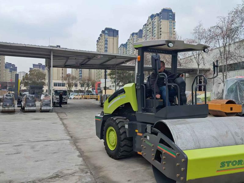 客戶(hù)來(lái)我廠(chǎng)考察試駕12噸小型壓路機